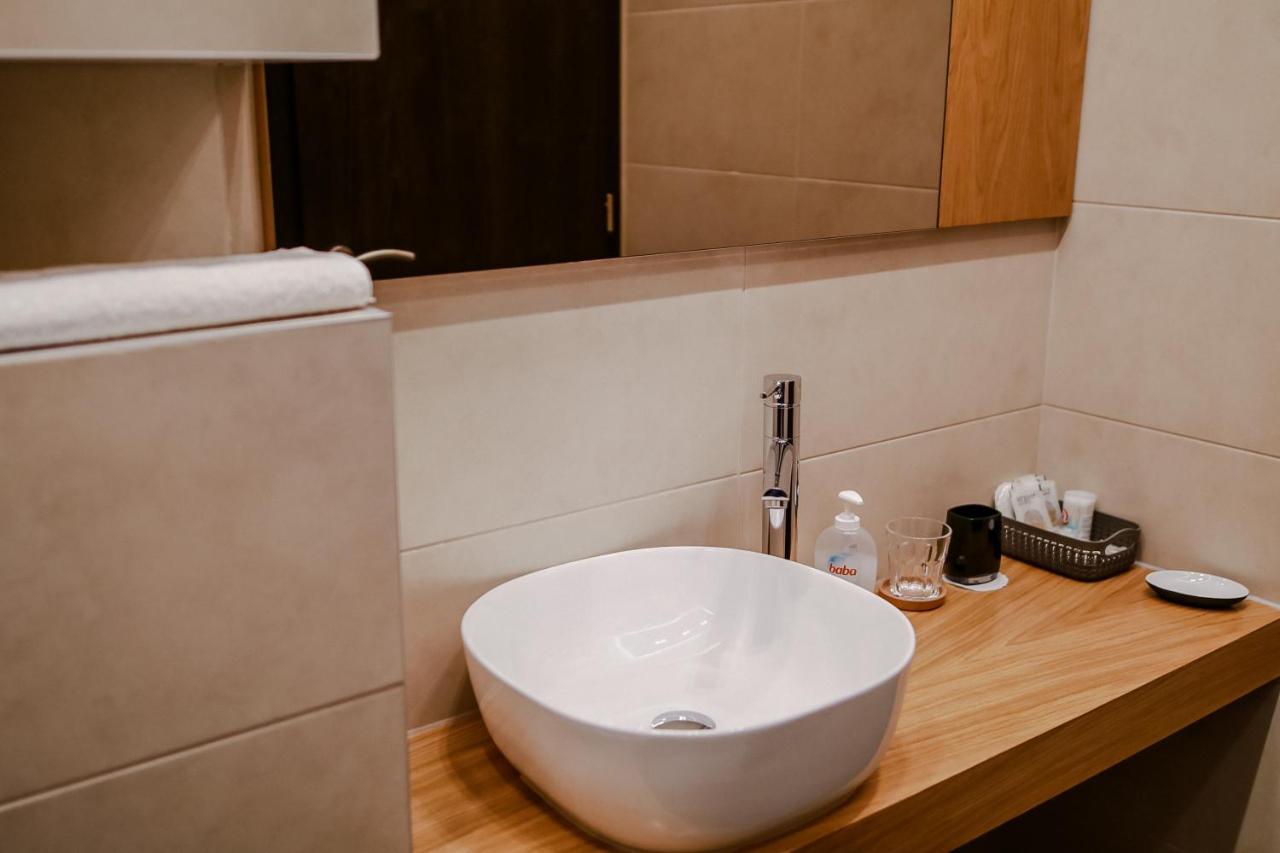 Sohaz Panzio Es Apartmanhaz Szolnok Exterior foto