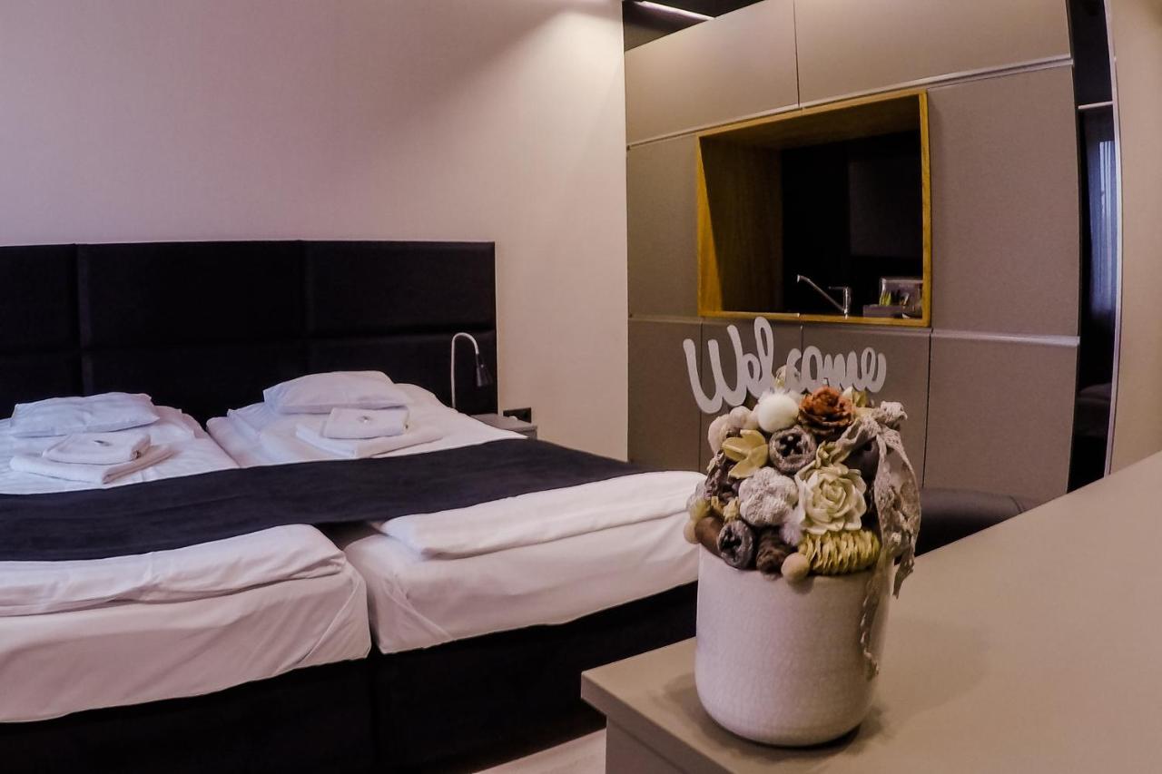 Sohaz Panzio Es Apartmanhaz Szolnok Exterior foto