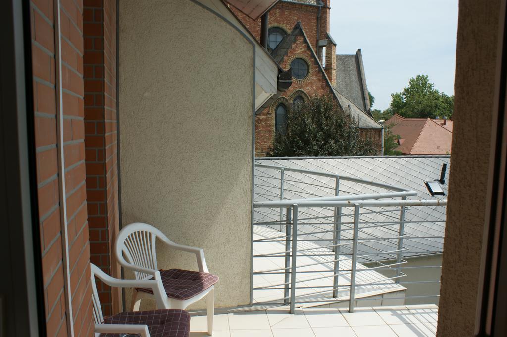 Sohaz Panzio Es Apartmanhaz Szolnok Exterior foto