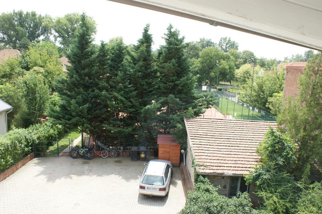 Sohaz Panzio Es Apartmanhaz Szolnok Exterior foto